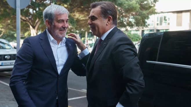 El presidente de Canarias, Fernando Clavijo (i), saluda al vicepresidente de la Comisión Europea, Margaritis Schinas, antes del inicio de la reunión que tendrán para abordar la crisis migratoria q