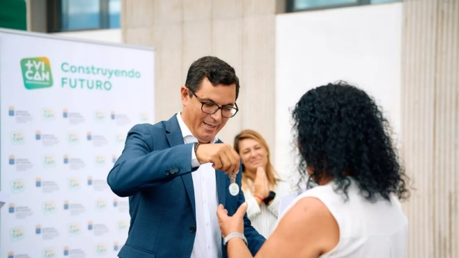 Imagen de Pablo Rodríguez entregando la llave / GOBIERNO DE CANARIAS Imagen de Pablo Rodríguez entregando la llave / GOBIERNO DE CANARIAS