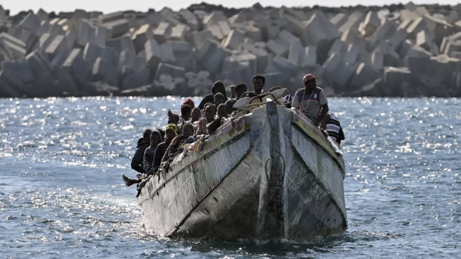 Imagen de los 127 inmigrantes rescatados hoy sábado por la embarcación de Salvamento Marítimo, Guardamar Caliope, en aguas cercanas a El Hierro y trasladados al puerto de La Restinga