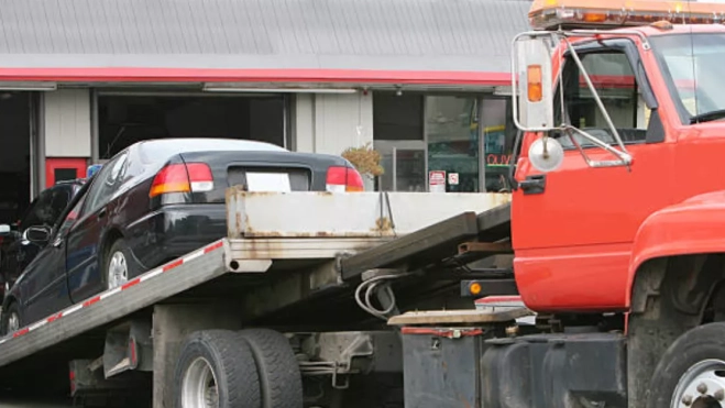 Una grúa retirando un vehículo / AH Una grúa retirando un vehículo / AH