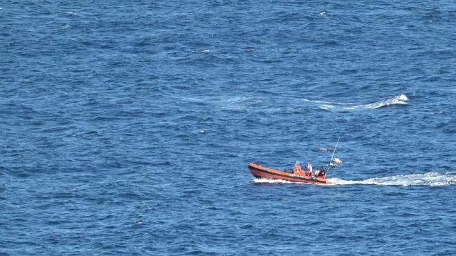 Un medio marítimo en la búsqueda de las personas desaparecidas tras el vuelco del cayuco en El Hierro / EFE - GELMERT FINOL