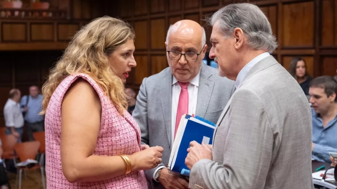 A la izquierda, Isabel Mena; en el centro de la imagen, Antonio Morales / CABILDO DE GRAN CANARIA A la izquierda, Isabel Mena; en el centro de la imagen, Antonio Morales / CABILDO DE GRAN CANARIA