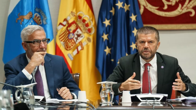 Los rectores de las universidades de La Laguna y de Las Palmas de Gran Canaria, Francisco Javier García (d) y Lluis Serra (i).EFE