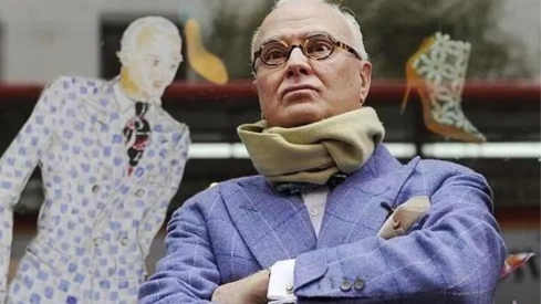 Manolo Blahnik, en una muestra con parte de su obra. / EFE