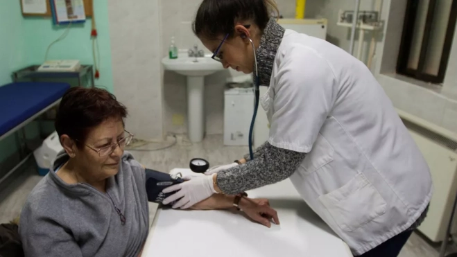 Una doctora atiende a una paciente y le hace unas pruebas / EFE