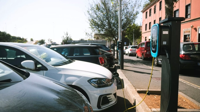 Un coche eléctrico cargando en un aparcamiento de La Laguna./ CEDIDA Un coche eléctrico cargando en un aparcamiento de La Laguna./ CEDIDA