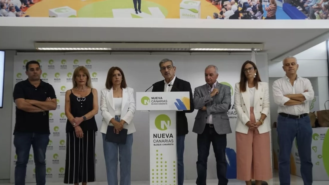 Román Rodríguez (NC), en el atril, da una rueda de prensa junto con otros dirigentes del partido./ CEDIDA