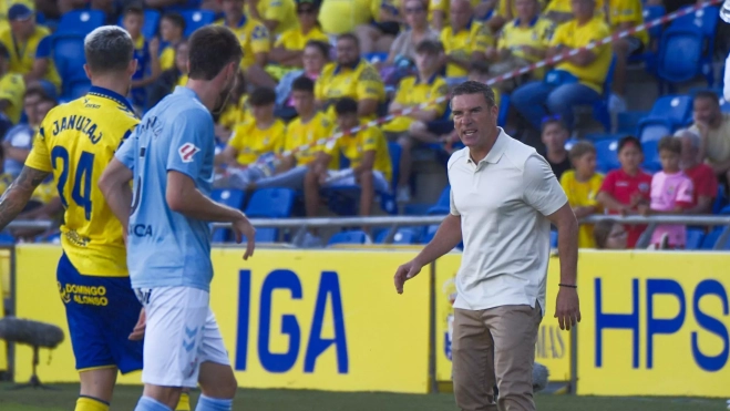 Luis Carrión da instrucciones a Januzaj durante el partido entre la UD Las Palmas y el RC Celta de Vigo. / ÁNGEL MEDINA G.-EFE