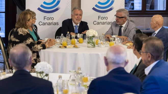 Torres, durante el encuentro con empresarios en Foro Canarias. / QUIQUE CURBELO-EFE