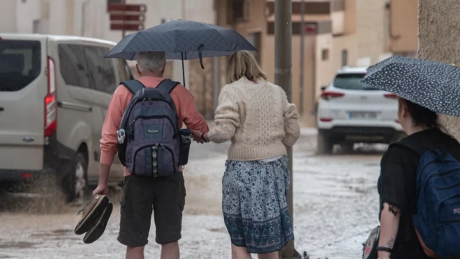 Imagen de lluvia en Canarias por la llegada de una Dana / EFE