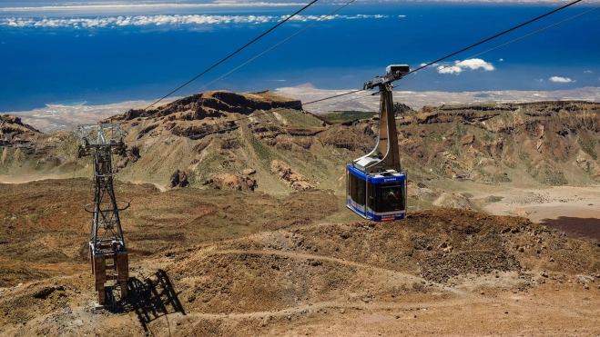 El Teleférico del Teide en pleno trayecto./ El Teleférico del Teide en pleno trayecto./