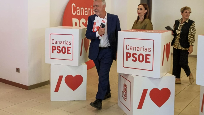 El secretario general del PSOE canario y ministro de Política Territorial, Ángel Víctor Torres, informó de la reunión que ha mantenido con representantes de la Plataforma por el 5% para Educación y habló sobre los últimos datos conocidos del 'caso Koldo'. / ÁNGEL MEDINA G.-EFE