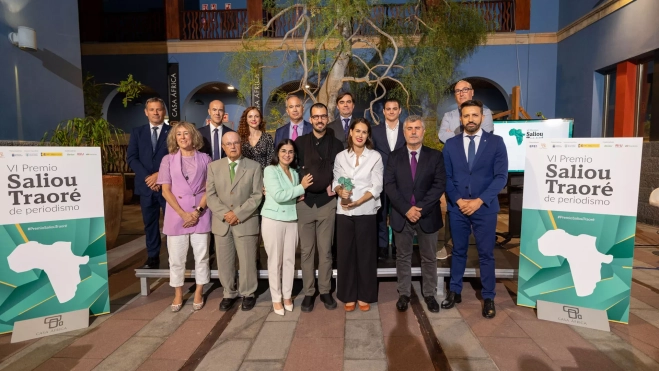 Foto de familia con los galardonados, autoridades y representantes de las entidades colaboradoras del Premio Saliou Traoré. / QUIQUE CURBELO-EFE