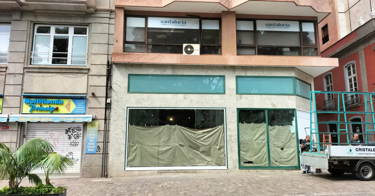 Local en la plaza del Príncipe de Santa Cruz donde se instalará la nueva tienda de Dialprix./ AH