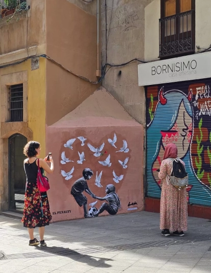 Ciudadanos sacan fotografías al mural 'El penalti' / ALBERTO LEÓN