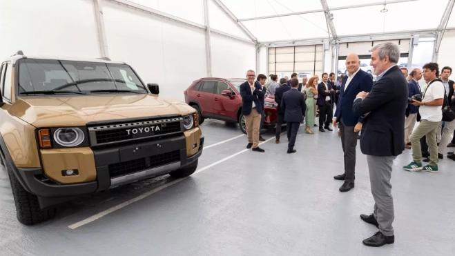 Fernando Clavijo ante un Toyota en las instalaciones de Car Canarias. EFE / QUIQUE CURBELO