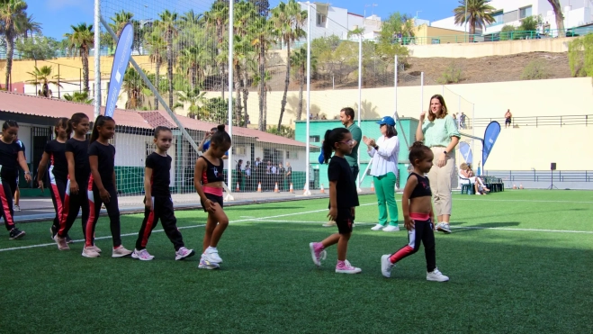 El gerente del IMD, Eloy Garcíala alcaldesa de Las Palmas de Gran Canaria, Carolina Dariasy la concejala de Deportes, Carla Campoamordurante la presentación de la temporada