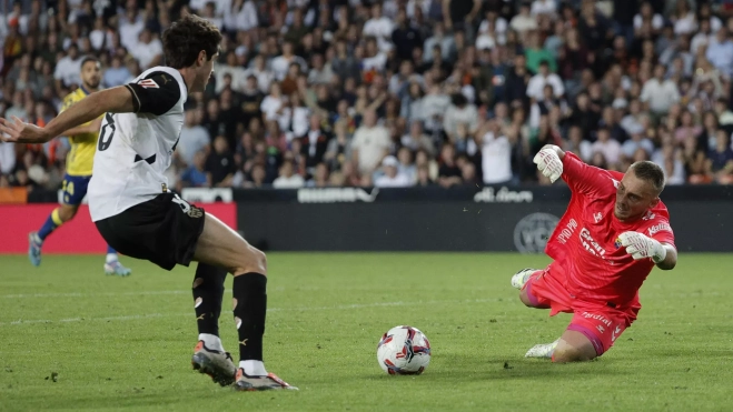 Cillessen tapa a Javi Guerra para evitar el 2-2. / MANUEL BRUQUE-EFE