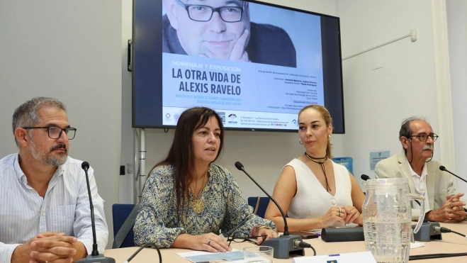 La consejera de Cultura del Cabildo de Gran Canaria, Guacimara Medina (2d); la directora de la Biblioteca Insular, Nieves Pérez (2i); el profesor de la Literatura Antonio Becerra (i) y el escritor Carlos Álvarez (d) presentaron este martes la actividad 'La otra vida de Alexis Ravelo', que rinde homenaje al novelista fallecido en 2023. / ELVIRA URQUIJO-EFE 