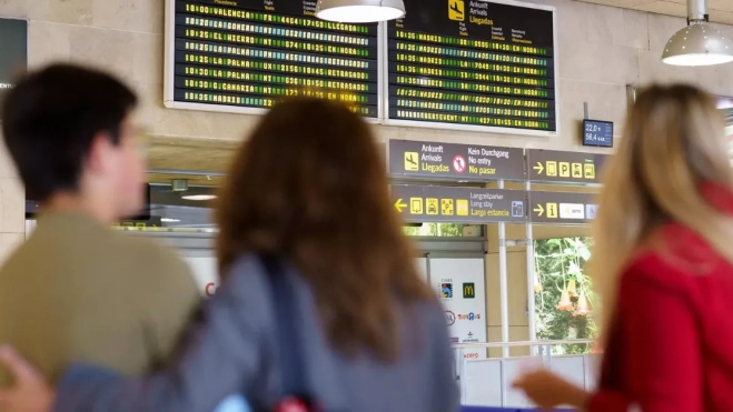 Pasajeros canarios esperan en el Aeropuerto de Tenerife Norte / EFE Pasajeros canarios esperan en el Aeropuerto de Tenerife Norte / EFE