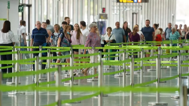 Pasajeros en el Aeropuerto de Tenerife Sur / EFE