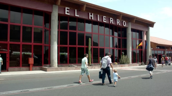 Pasajeros en el Aeropuerto de El Hierro / EFE