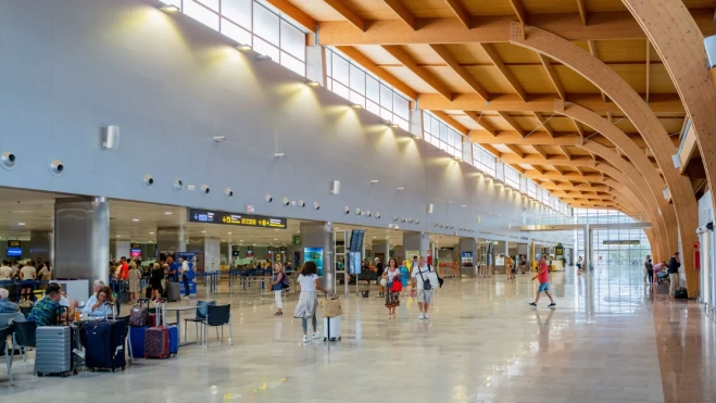 Pasajeros en el Aeropuerto de Tenerife Sur / MINISTERIO DE TRANSPORTES