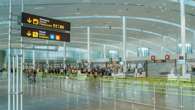 Pasajeros en el Aeropuerto de Tenerife Sur / MINISTERIO DE TRANSPORTES