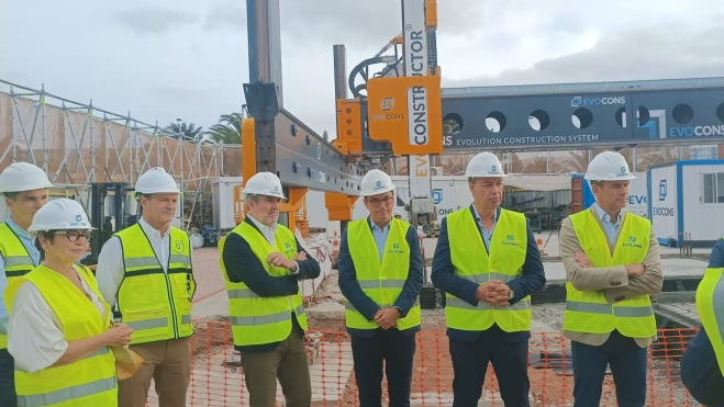 Visita de las autoridades, con Fernando Clavijo (presidente de Canarias), Pablo Rodríguez (consejero de Obras Públicas y Vivienda) y Óscar Hernández (alcalde de Agüimes), a la planta de impresión de Ecoaga. / AH