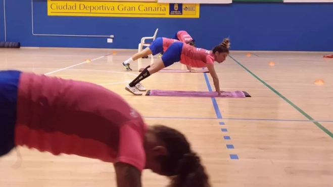 Un grupo de usuarias hace ejercicio en el pabellón de la Ciudad Deportiva Gran Canaria. / AH