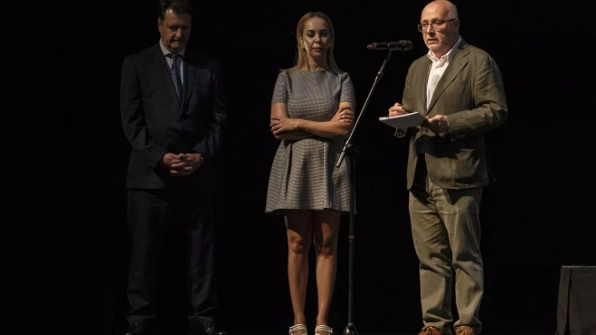 Los presidentes del Cabildo de Gran Canaria, Antonio Morales (d), y de la Fundación Pino Ojeda, Domingo Doreste (i); y la consejera de Cultura del Cabildo, Guacimara Medina, presentaron este miércoles en el Teatro Cuyás y ante 700 estudiantes de distintos centros de la isla, la campaña institucional 'El poder de la palabra: el último Pinojeda'. / ÁNGEL MEDINA G-EFE