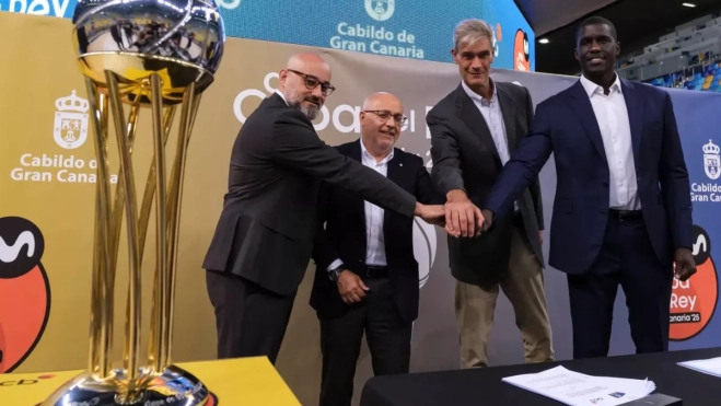 La mitad del presupuesto del Granca se cubre con dinero público. En la imagen, Aridany Romero, Antonio Morales y Sitapha Savané rodean a Antonio Martín, presidente de la ACB. / EFE La mitad del presupuesto del Granca se cubre con dinero público. En la imagen, Aridany Romero, Antonio Morales y Sitapha Savané rodean a Antonio Martín, presidente de la ACB. / EFE