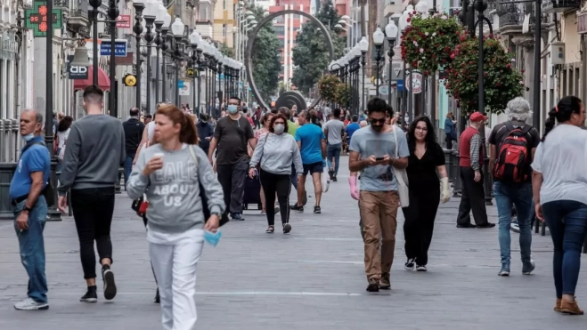 Ciudadanos pasean por Triana. / EFE