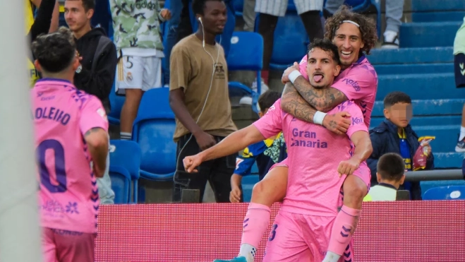  El defensa de Las Palmas Álex Muñoz celebra tras anotar un gol ante el Girona. / EFE - ÁNGEL MEDINA G.