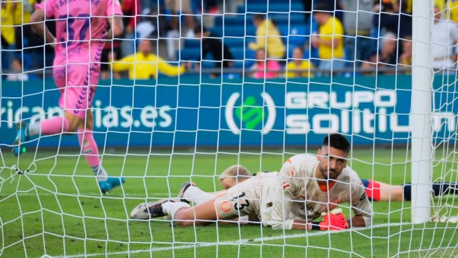 El portero argentino del Girona Paulo Gazzaniga reacciona tras recibir el gol del centrocampista de Las Palmas este sábado / EFE - ÁNGEL MEDINA G.