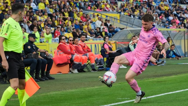 El extremo de Las Palmas Viti Rozada en acción este sábado / EFE - ÁNGEL MEDINA G.