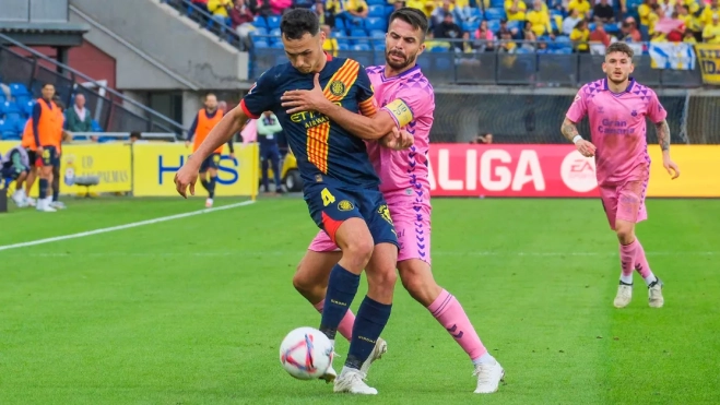 El centrocampista de Las Palmas Kirian Rodríguez disputa un balón ante el defensa del Girona Arnau Martínez/ EFE - ÁNGEL MEDINA G.