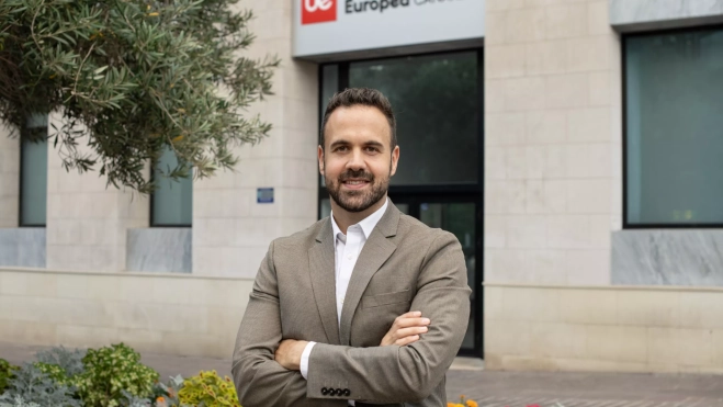 Edgar Sabina, posando frente la Universidad Europea de Canarias, donde es profesor / CEDIDA