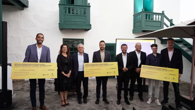 Edgar Sabina, en el centro, en la foto de los premiados, junto a las autoridades al finalizar el acto celebrado en Lanzarote / CÁTEDRA DE AGROTURISMO y ENOTURISMO