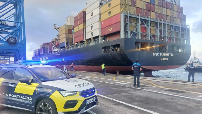 Imagen del barco en el que llegaron, en el hueco del timón, como polizones cuatro migrantes. / SALVAMENTO MARÍTIMO