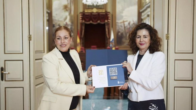 Astrid Pérez, presidenta del Parlamento de Canarias, y Matilde Asián, consejera de Hacienda y Relaciones con la UE, con los presupuestos para 2025. / RAMÓN DE LA ROCHA-EFE