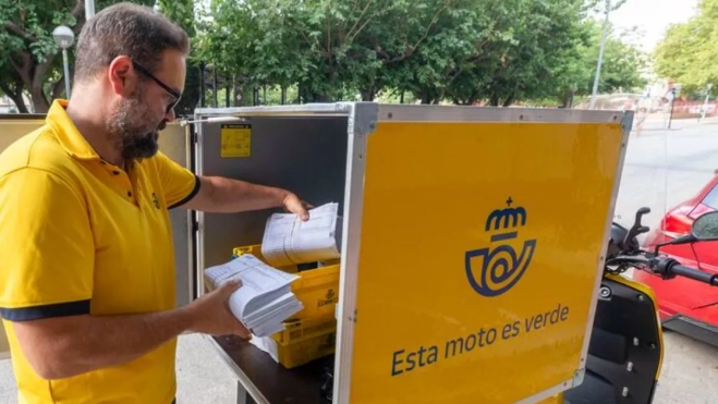 Un trabajador de Correos / EFE