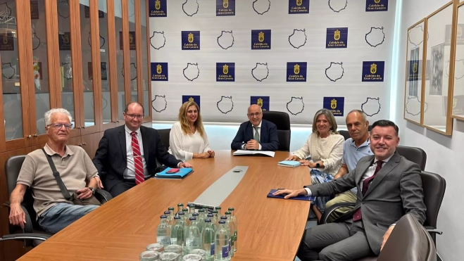 El Cabildo comprometerá en su Presupuesto de 2025 la inversión que transformará Los Salesianos de Guía en un centro sociosanitario. En la imagen, la reunión que mantuvieron este jueves Antonio Morales, Teodoro Sosa e Isabel Mena con representantes de la plataforma ciudadana ‘Salvar el centro Salesiano para uso sociosanitario’. / AH