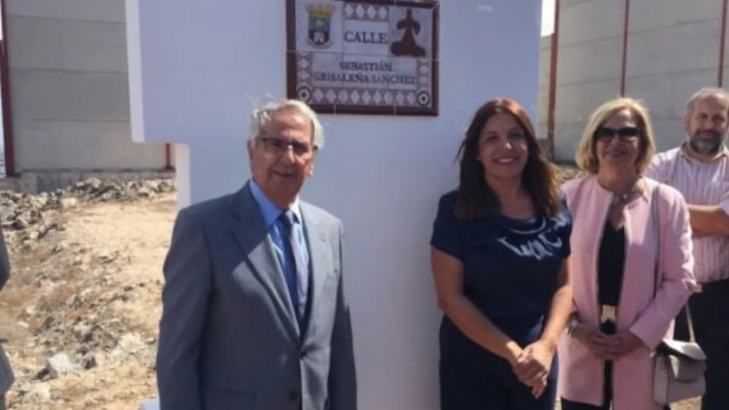 Sebastián Grisaleña, junto a Carmen Hernández (exalcaldesa de Telde), el día que se inauguró una calle con el nombre del empresario en el Polígono Industrial de El Goro. / AH