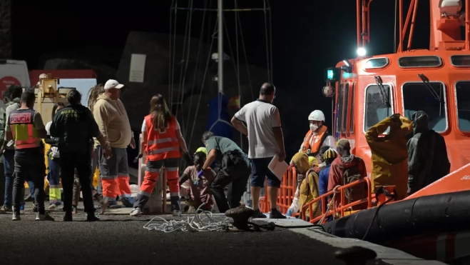 Grupo de personas rescatadas en la noche de este domingo en Canarias.GELMERT FINOL EFE