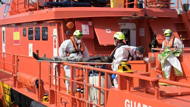 La Guardamar Talia, traslada al muelle de La Restinga, en el municipio de El Pinar, a 9 personas, todos varones subsaharianos, rescatados de un cayuco a 202 millas al sur de El Hierro. / GELMERT FINOL-EFE