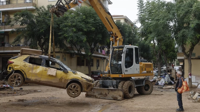 El equipo canario enfrenta una "catástrofe dantesca" por la DANA en Alfafar y Massanassa. En la imagen, maquinaria pesada retira vehículos de las calles de Alfafar (Valencia). / KAI FOSTERLING-EFE