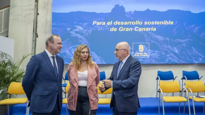 Antonio Morales dialoga con los consejeros socialistas Augusto Hidalgo e Isabel Mena. / DAVID DELFOUR-CABILDO DE GRAN CANARIA