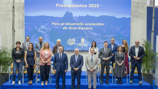 Foto de familia con el grupo de gobierno del Cabildo. / DAVID DELFOUR