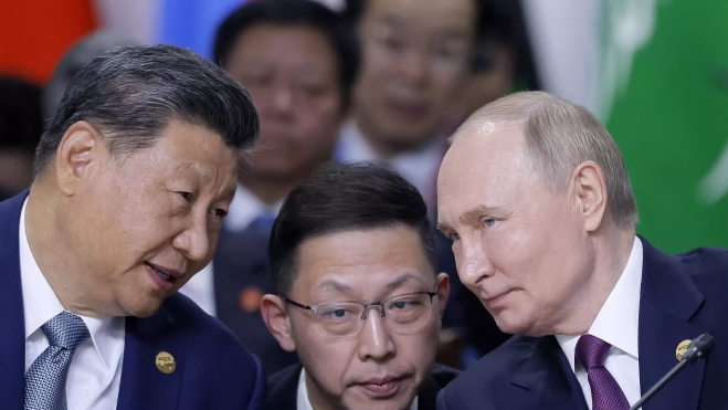 Xi Jinping dialoga, con ayuda de un traductor, con Vladimir Putin. / EFE